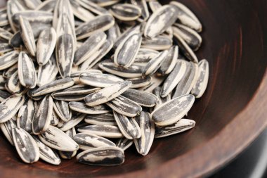 Kavrulmuş ayçiçeği tohumları yakın plan ahşap kasede.. 