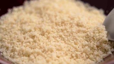 Kaşık, bademli, fındıklı, glütensiz unu kaşıklıyor. Makro çekim