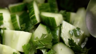 Kaşık, maydanozlu taze sebze salatası kepçesi. Makro çekim