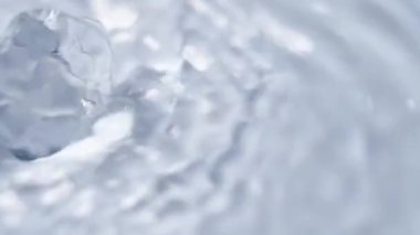 Mavi plastik bir kedi çeşmesinden temiz, ferahlatıcı bir su akıyor. Makro atış. Yavaş çekim.