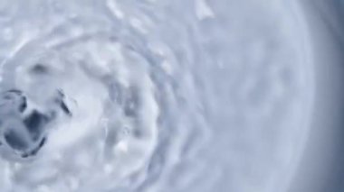 Yavaş çekimde mavi kapla kedi çeşmesinden temiz su sıçratıyorum. Üst görünüm