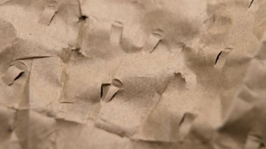 Buruşuk kesik, yarıklı kahverengi ambalaj kağıdı. Soyut görüş. Döndürme