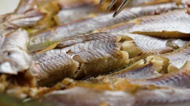 Çatal kıran kızarmış mavi mezgit parçası kapanıyor.