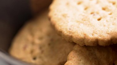 Çilekli kurabiyeler bir kaseye konur. Tatlı hamur işleri. Makro çekim