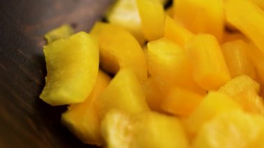 Tahta kasede doğranmış taze sarı dolma biber. Sebze yemeği malzemesi. Makro