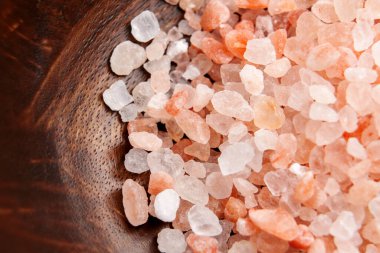 Himalaya tuz kasesi. Kaba kristallerin makro görüntüsü. 