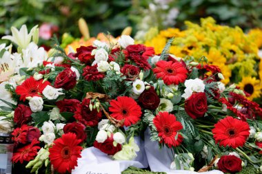 Güller, gerbera, zambaklar ve ayçiçekleri bir cenazeden sonra bir mezarda