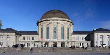 Köln, Almanya, 10 Kasım 2022: kolonya sergisi yakınlarındaki tarihi istasyon binası Messe / Deutz