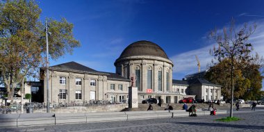 Köln, Almanya, 10 Kasım 2022: kolonya sergisi yakınlarındaki tarihi istasyon binası Messe / Deutz