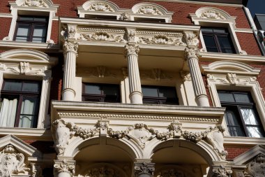 Süslü balkonu ve Belçika parfümünün çeyreğindeki sütunları olan tarihçi cephe
