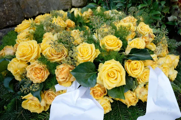 Rosas Amarelas Com Arco Luto Branco Uma Sepultura Depois Funeral — Fotografia de Stock