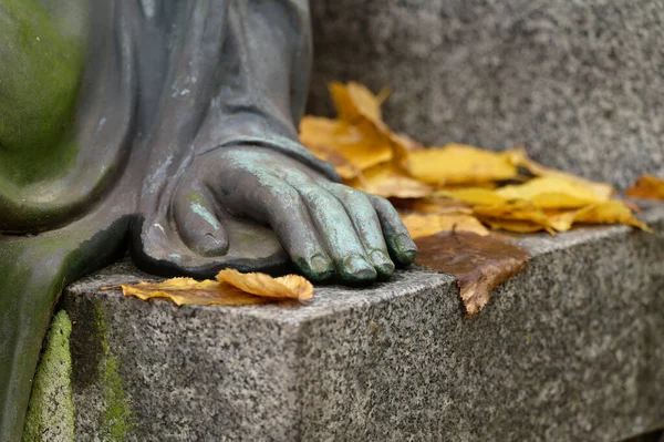 Рука Ангела Камне Осенними Листьями Кладбище — стоковое фото