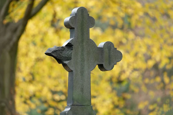 秋天墓地损坏的石质十字架 — 图库照片