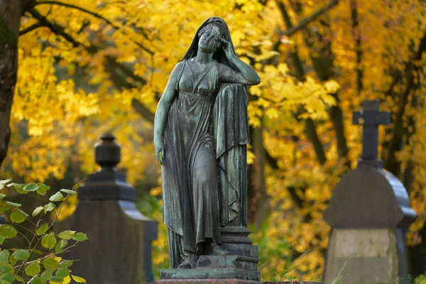 Statue Femme Triste Debout Sur Une Tombe Dans Cimetière Automne — Photo