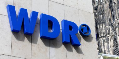 Köln, Almanya, 30 Nisan 2022: Batı Almanya Yayın Köleni 'nin arka planında katedral bulunan logosu