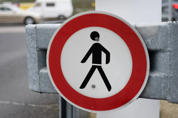 Красный Белый Дорожный Знак Проезд Запрещен Дорожным Движением Размытом Фоне — стоковое фото