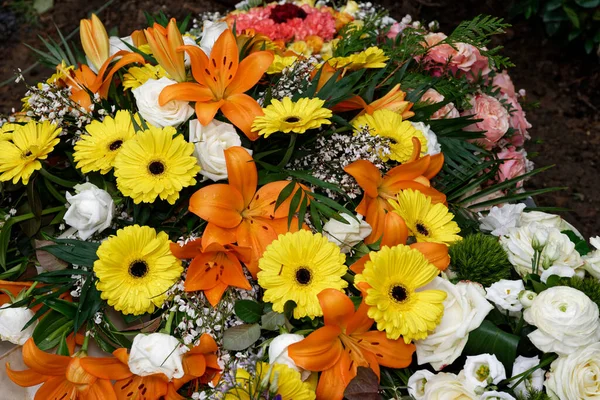 白いバラ黄色のガーベラ火のユリお葬式でお見舞いの花として — ストック写真