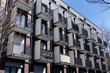 Kolonya 'da bir öğrenci konutunda bir sürü boş küçük balkon.