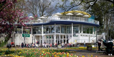 Köln, Almanya 14 Nisan 2023: İlkbaharda kolonya parkındaki tarihi park kafesi