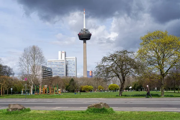 Köln, Almanya 13 Nisan 2023: İç yeşil kuşaktan Kolonius TV kulesine
