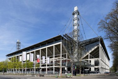 Köln, Almanya 12 Nisan 2022: Köln 'ün en büyük futbol stadyumu RheinEnergieSTADION Muengersdorf ilçesinde