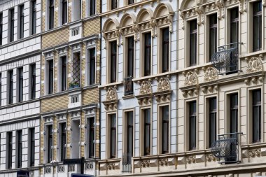 Kolonyanın Kwartier Lataeng bölgesindeki kiralık dairelerin eski yüzleri.