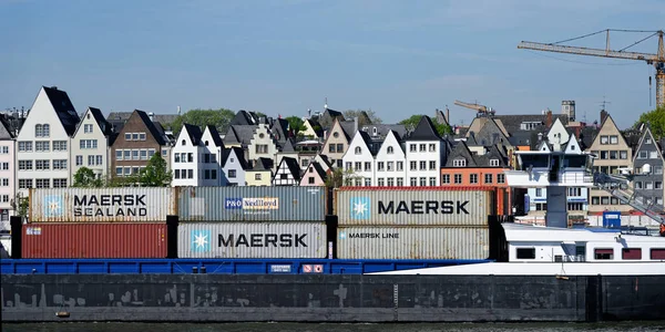 Köln Tyskland April 2023 Ett Lastfartyg Lastat Med Containrar Seglar — Stockfoto