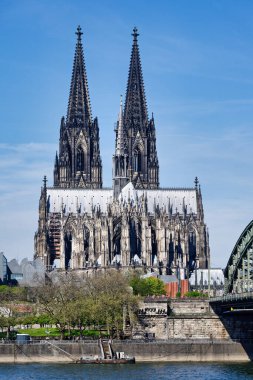 Köln 'deki Ren nehrinin kıyısındaki Köln Katedrali