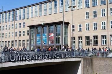 Köln, Almanya, 25 Nisan 2023: Kolonya Üniversitesi 'nin ana girişindeki öğrenciler