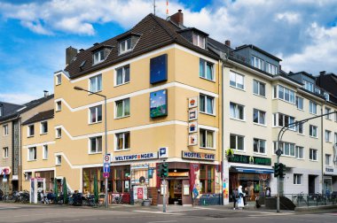 Köln, Almanya 30 Nisan 2023: Köln Ehrenfeld 'deki Weltempfaenger Pansiyonu ve Kafe