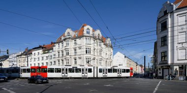 Köln, Almanya Haziran 12023: Ehrenfeld geçidinde bir tramvay