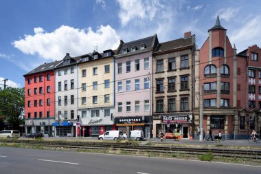 Köln, Almanya, Temmuz 06: 2023: mağazalar, restoranlar ve lüks kolonyadaki lüks livemusik kulüp lüksleri
