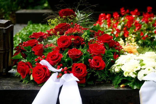 Buquê Flores Funerárias Rosas Vermelhas Com Arco Luto Branco Uma — Fotografia de Stock
