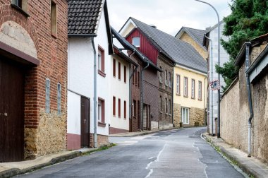 Kırsal yol, Eifel bölgesindeki küçük bir köyden geçiyor.