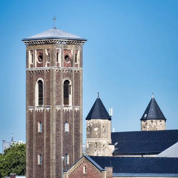 科隆最古老的新教教堂Trinitatiskirche的尖塔 背景是早期罗马天主教圣玛丽 卡皮托教堂的塔楼 — 图库照片