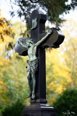 Kolonya melateninde bir sonbahar mezarlığında eski bir haç