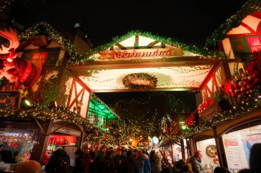 Köln, Almanya Aralık 06: 2023: Nikolausdorf 'taki Noel pazarına giriş kapısı.