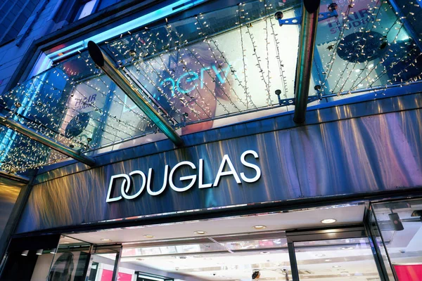 Köln, Almanya Aralık 06: 2023: Schildergasse alışveriş caddesindeki geleneksel parfüm Douglas 'ın Köln şubesi