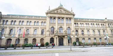 Bonn, Almanya 3 Ocak 2024: Doğal Tarih Müzesi ZFMK Müzesi 'nin ana binası ve girişi Koenig Bonn