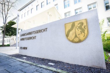 Köln, Almanya, 25 Mart 2024: İşçi mahkemesi binasının giriş alanı, bölgesel işçi mahkemesi ve kolonya bölgesindeki ITD NRW