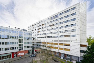 Köln, Almanya 26 Mart 2024: Heilig geist hastanesinin ana girişi uzun kolonyalı.