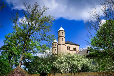 Ortaçağ Aziz Pantaleon Bazilikası 'nın güneşli bir bahar gününde kolonyasında.