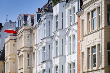 Titizlikle yenilenmiş Gruenderzeit binalarının büyüleyici cepheleri Nippes, Köln 'ün canlı mahallelerine yerleşmiştir.