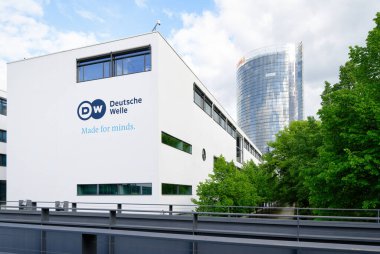 Bonn, Almanya 03 Mayıs 2024: başlangıçta parlamento binası olarak planlanan Bonn 'daki DW Deutsche Welle genel merkezi