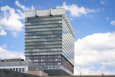 Üniversite Hastanesi 'nin Köln binası Bulutlu mavi gökyüzünün önünde