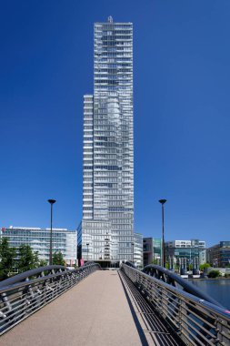 KoelnTurm Köprüsü 'nün karşısındaki MediaPark Gölü' nün üzerindeki açık mavi gökyüzünün manzarası