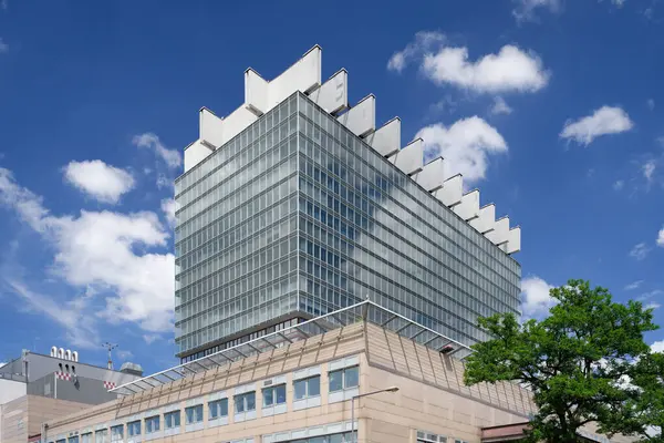 Üniversite Hastanesi 'nin Köln binası Bulutlu mavi gökyüzünün önünde