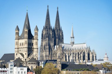 Koloninin en çarpıcı iki simgesi Ren panoraması Büyük Aziz Martin Kilisesi ve kolonya katedrali