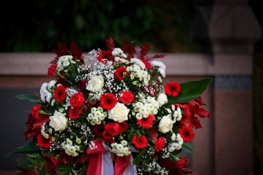 Tüm ruhlar gününde bir mezarlıkta kırmızı ve beyaz bir cenaze töreni düzenlemesi.