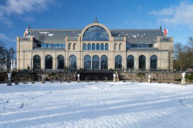 Ocak 2025 'teki kar yağışı sonrasında 1864' ten beri Köln 'deki tarihi Flora festival evi.